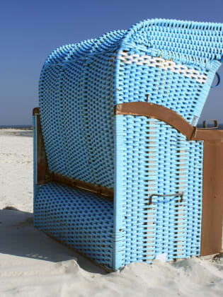 Strandkorb und Leuchtturm, Helgoland © Johannes Nieder - stock.adobe.com