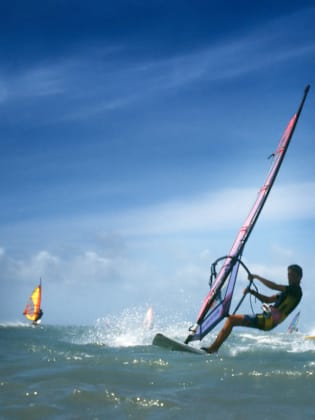 Surfer im freien Meer © iStock.com/bkindler