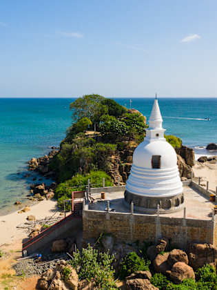 Tempel und Strand, Sri Lanka © Alexpunker/iStock / Getty Images Plus via Getty Images