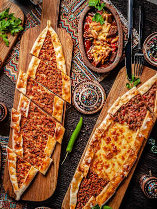 Türkisches Gericht mit Pide, Sucuk, Hummus © zukamilov - stock.adobe.com