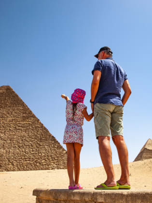 Vater und Tochter betrachten Cheops Pyramide in Gizeh © iStock.com/CasarsaGuru