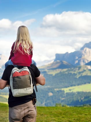 Vater und kleine Tochter bewundern den Blick auf die Seiser Alm, Südtirol, Italien ©iStock.com/MNStudio