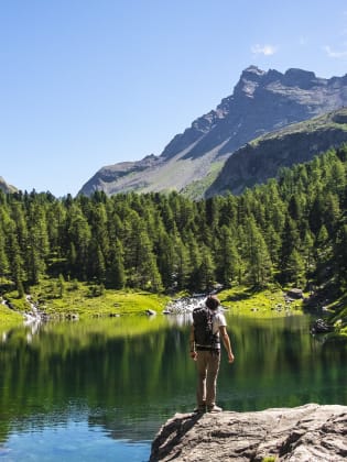 Wanderer und Bergsee im Hintergrund© deimagine/E+ via Getty Images
