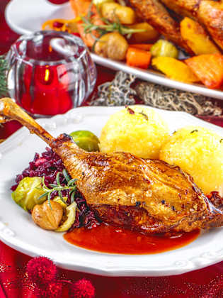 Ein festliches Weihnachtsessen © karepa - stock.adobe.com