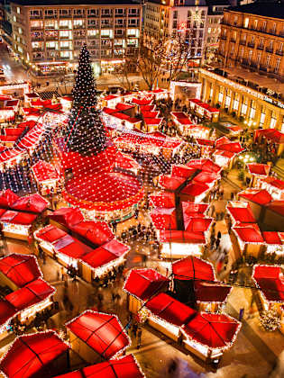 Weihnachtsmarkt kölner Dom © Thomas Schmidt/iStock / Getty Images Plus via Getty Images