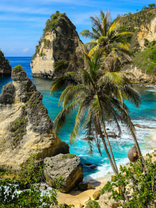 Wunderschöner Ausblick Diamantenstrand in Bali © iStock.com/EoNaYa
