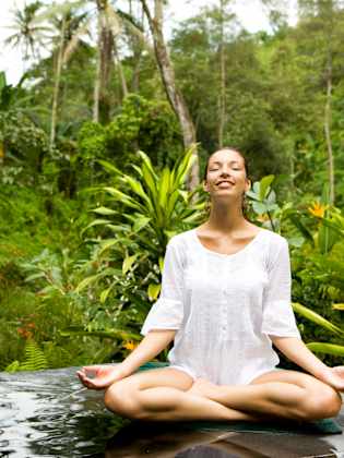 Yoga auf Bali © webphotographeer/E+ via Getty Images