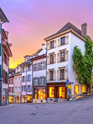 Ein Stadtviertel bei Abenddämmerung