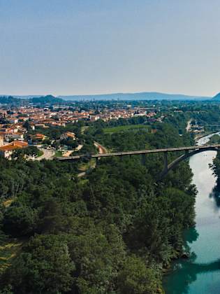 Blick auf die Bogenbrücke über den Fluss Soča in Nova Gorica.