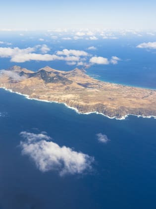 Blick auf die Insel Porto Santo durch das Flugzeugfenster. © Roberto Moiola / Sysaworld/Moment via Getty Images