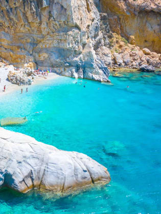 Blick auf die Küste der griechischen Insel Ikaria.