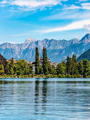 Blick über den See auf die Alpen am Zellersee, Österreich.