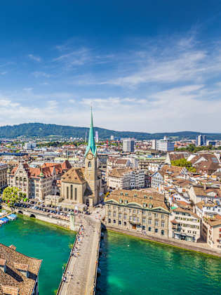 Bootsstege am Fluss Limmat und das Stadtbild von Zürich, Schweiz im Hintergrund.