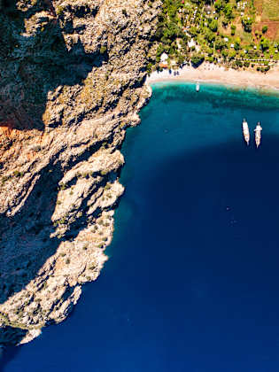 Vogelblick auf eine Bucht mit zwei Schiffen.