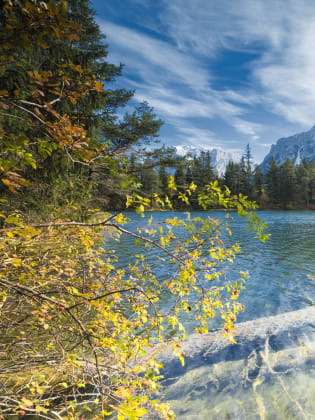 Der Weissensee mit Bergen im Hintergrund, Kärnten, Österreich