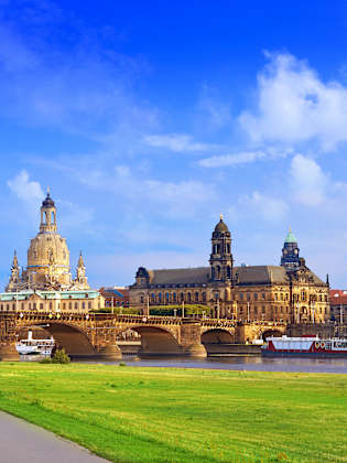 Blick auf das Panorama der Dresdner Altstadt mit zwei Kuppeln und mehreren Türmen