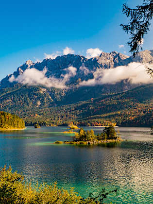 Eibsee mit Wettersteingebirge im Hintergrund.