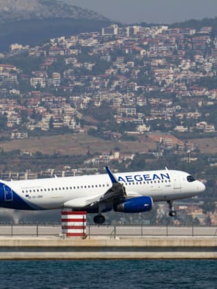 Ein Flugzeug landet auf dem Flughafen von Thessaloniki, Griechenland.