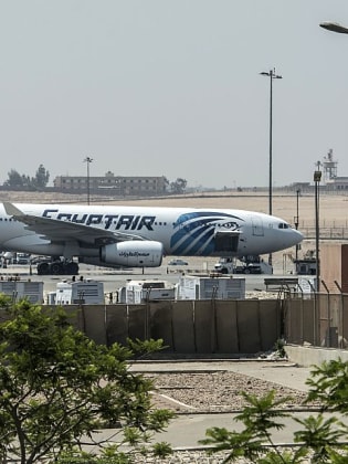 Ein Flugzeug steht am Flughafen von Kairo, Ägypten.