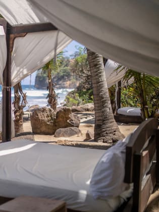 Ein gemütliches Strandbett am Meer von Mexiko. © fitopardo/Moment via Getty Images