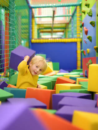Ein kleiner Junge spielt in einem Indoorpark. © SbytovaMN/iStock / Getty Images Plus via Getty Images