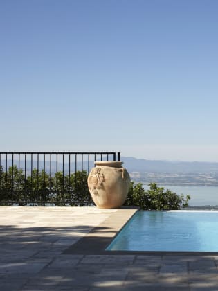 Ein Pool mit schönem Ausblick in Italien.