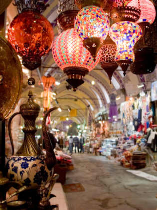 Ein Stand mit Lampen auf einem Basar in Istanbul, Türkei.
