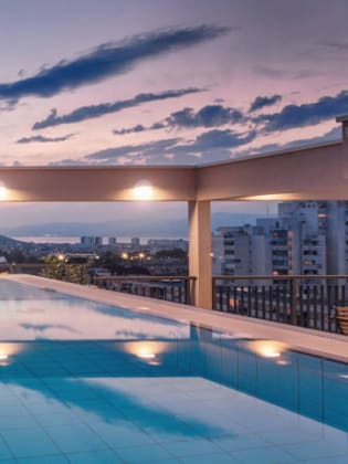 Ein toller Pool, Blick auf Berge und Meer im Dioklecijan Hotel & Residence – schöner kann ein Wellnesshotel für den Mädelsurlaub kaum sein. Bild vom Hotelier, Juni 2016.