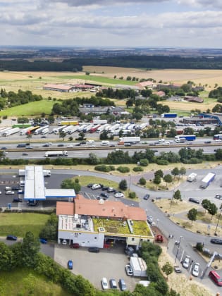 Eine Autobahnraststätte in Deutschland von oben gesehen.