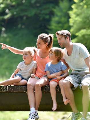 Eine Familie auf einem Steg © goodluz – stock.adobe.com