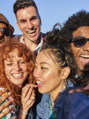 Eine Gruppe von Freundinnen, die gemeinsam lacht.