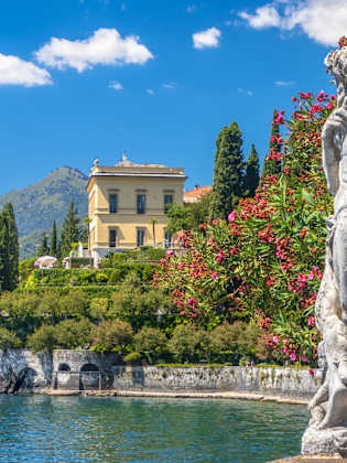 Eine Statue neben der Villa Monastero am Comer See, Italien.