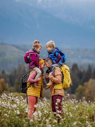 Familienwanderung © Halfpoint - stock.adobe.com