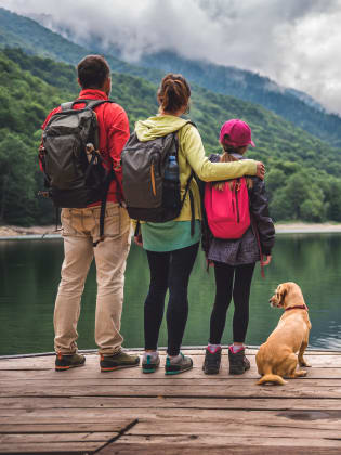 Familienwanderung mit Wund © kerkezz - stock.adobe.com
