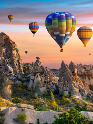 Farbige Heißluftballons über Kappadokien, Türkei