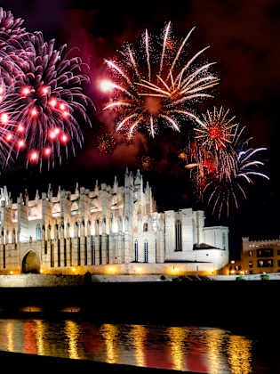 Imposantes Bild – Silvester-Feuerwerk über Mallorcas großer Kathedrale. © EKH-Pictures - stock.adobe.com
