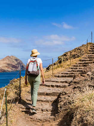 Eine Frau wandert an der Küste am Ponta de Sao Lourenco auf Madeira.