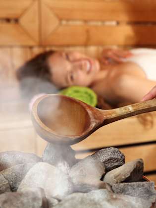 Eine Frau in einer Sauna