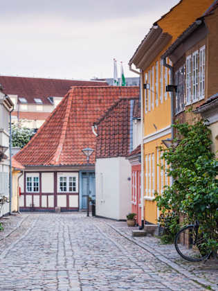 Eine Gasse mit bunten Häuschen auf der dänischen Insel Fünen.