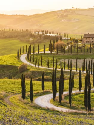 Häuser im Sonnenuntergang in der Toskana, Italien