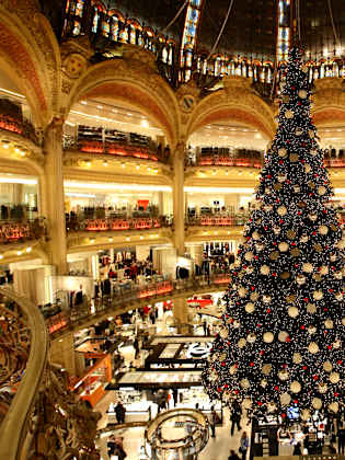 Die Galerie Lafayette in Paris ist in der Vorweihnachtszeit besonders schön geschmückt. © Bruce Yuanyue Bi via Getty Images