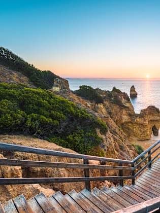 Treppe zum Strand an der Algarve, Portugal. © Marco Bottigelli via Getty Images