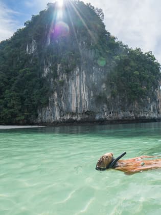 junge Frau schnorchelt im wunderschönen Wasser Thailands © iStock.com/swissmediavision