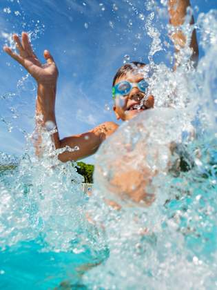 Ein junge im Pool © Sergey Novikov – stock.adobe.com