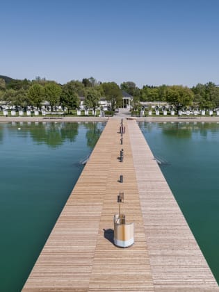 Langer Badesteg des Klagenfurter Strandbads in der Ostbucht des Wörthersees, Kärnten, Österreich
