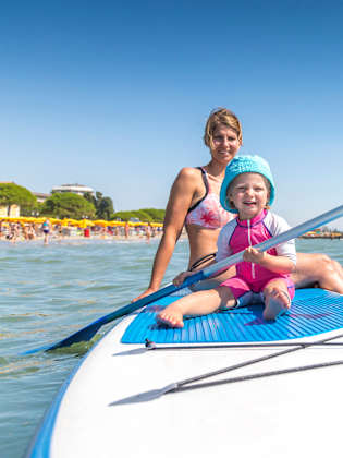 Mutter und Tochter auf einem Surfbrett © mmphoto – stock.adobe.com