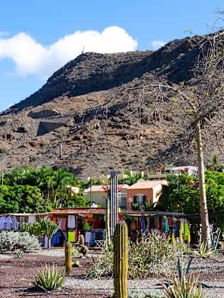 Mehrere Marktstände in Mogán, Gran Canaria, Spanien.