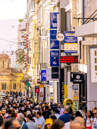 Menschenmenge in der Ermou Street, Athen, Griechenland