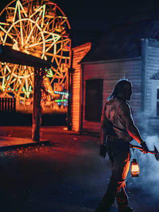 Ein Schausteller läuft in der Nacht durch dunkle Gassen, um die Movie Park BesucherInnen zu erschrecken.