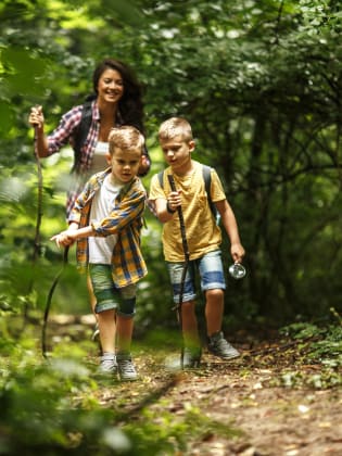 Mutter und Kinder wandern © BalanceFormCreative – stock.adobe.com